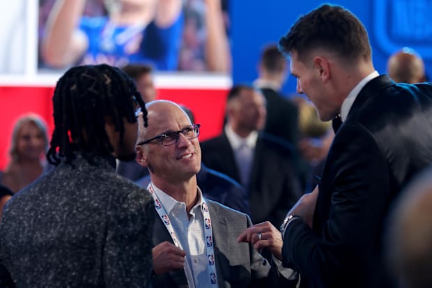 Connecticut Huskies head coach coach Dan Hurley talks to Stephon Castle (left) and Donovan Clingan (right).