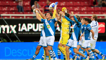 Jugadores del Puebla celebran el triunfo ante las Chivas del Guadalajara.
