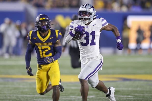 Kansas State Wildcats running back DJ Giddens (31) runs after a catch.