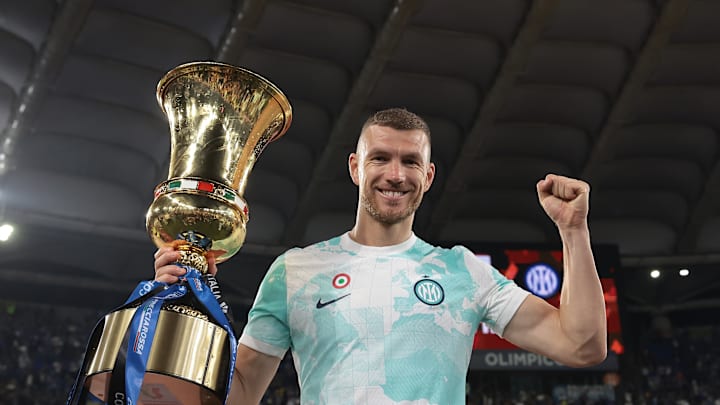 Edin Dzeko, İtalya Kupası ile sevinç yaşıyor.