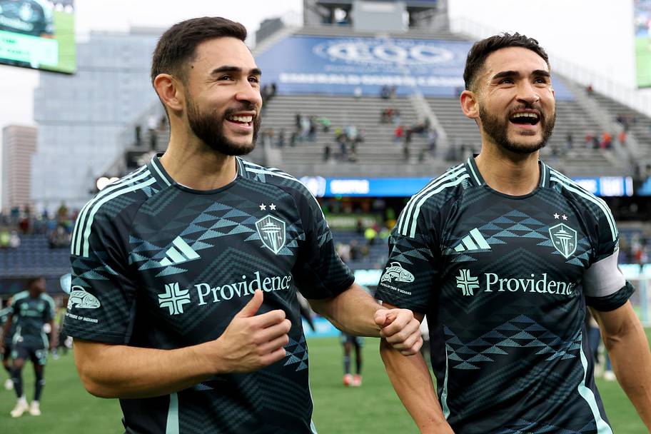 Cristian Roldan (right) and Alex Roldan (left) 