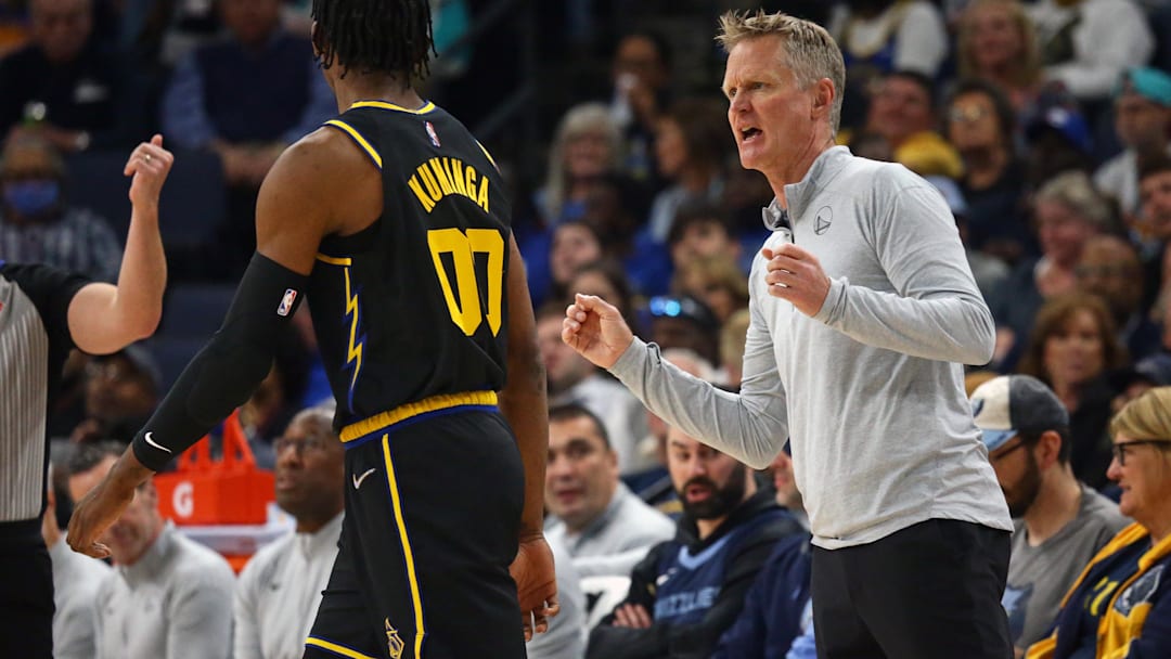 Golden State Warriors head coach Steve Kerr (right) talks with forward Jonathan Kuminga (00) during the first half against the Memphis Grizzlies at FedExForum.
