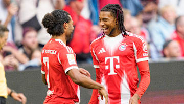 Serge Gnabry und Michael Olise sitzen gegen St. Pauli auf der Bank