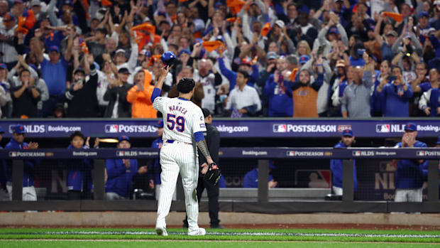 Mets pitcher Sean Manaea tips his hat to the crowd in NLDS Game 3