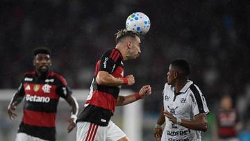 Defesa do Flamengo falha pelo alto no clássico com o Vasco, principal alerta do time antes da Libertadores