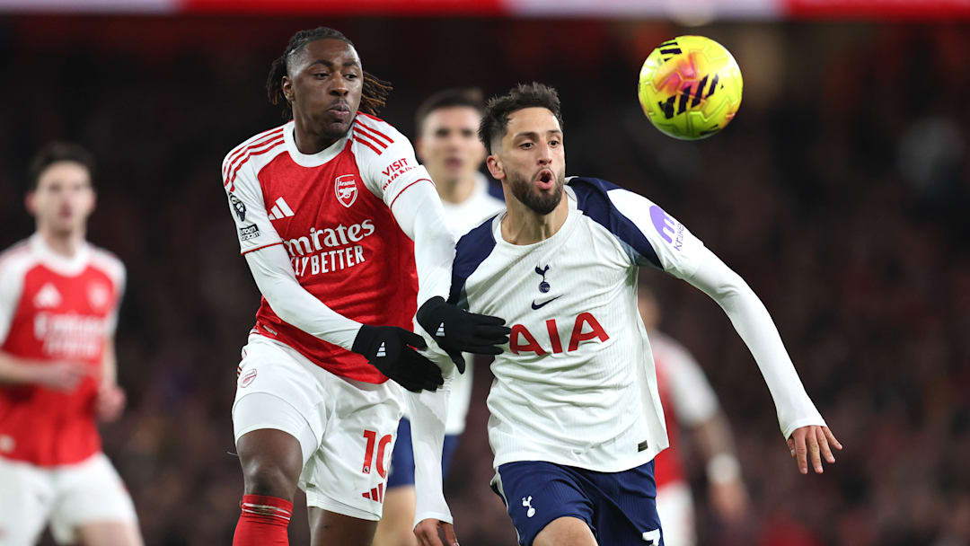 Eberechi Eze y Rodrigo Bentancur en el derbi del Norte de Londres