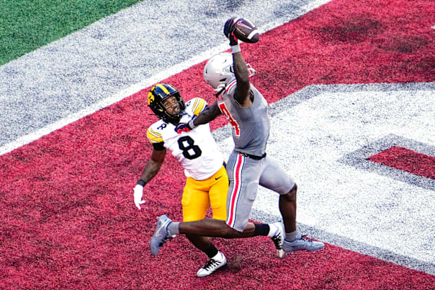 Smith makes a one-handed touchdown catch against Iowa.
