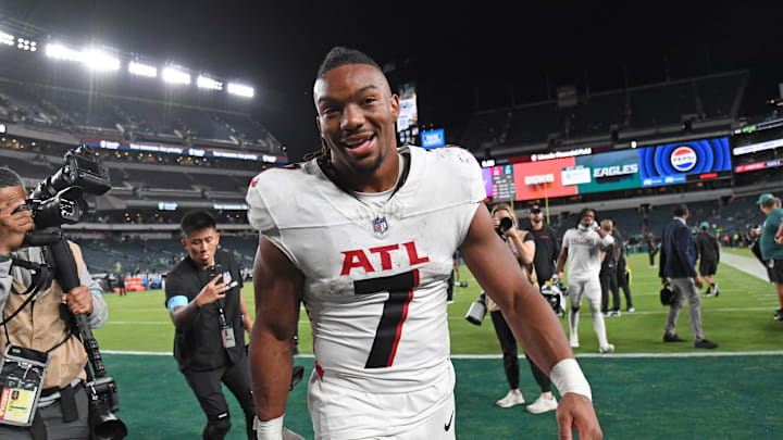 Sep 16, 2024; Philadelphia, Pennsylvania, USA; Atlanta Falcons running back Bijan Robinson (7) celebrates win against the Philadelphia Eagles at Lincoln Financial Field. Mandatory Credit: Eric Hartline-Imagn Images