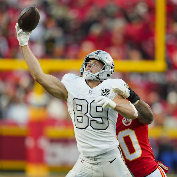 Las Vegas Raiders tight end Brock Bowers