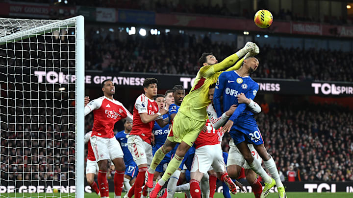 David Raya despeja el balón en una jugada aérea ante João Pedro durante el duelo entre Arsenal y Chelsea en el Emirates Stadium.