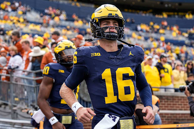 Michigan Wolverines football quarterback Davis Warren