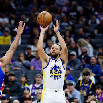  Golden State Warriors guard Stephen Curry (30) shoots the ball against Sacramento Kings forward Keegan Murray (13) during the third fourth quarter at Golden 1 Center. Mandatory Credit: Sergio Estrada-Imagn Images