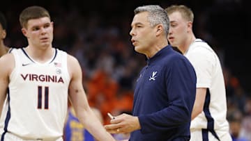 Virginia Cavaliers head coach Tony Bennett (center)