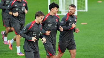 Salih Özcan (r.) und Can Uzun (m.) laufen zusammen mit Kenan Yildiz bei der WM auf Salih Özcan (r.) und Can Uzun (m.) laufen zusammen mit Kenan Yildiz bei der WM auf