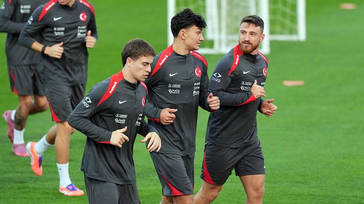 Salih Özcan (r.) und Can Uzun (m.) laufen zusammen mit Kenan Yildiz bei der WM auf Salih Özcan (r.) und Can Uzun (m.) laufen zusammen mit Kenan Yildiz bei der WM auf