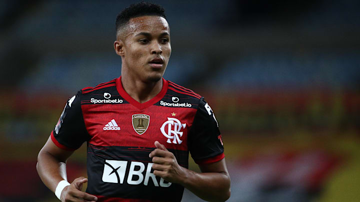Destaque base do Flamengo, Lázaro recebeu algumas oportunidades no profissional com Renato Gaúcho. Treinador, porém, está encantado com outra joia. Destaque base do Flamengo, Lázaro recebeu algumas oportunidades no profissional com Renato Gaúcho. Treinador, porém, está encantado com outra joia.