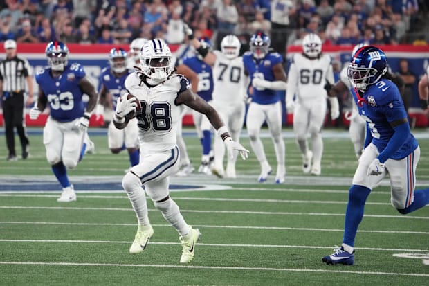 Dallas Cowboys WR CeeDee Lamb runs the ball for a touchdown against the Giants.