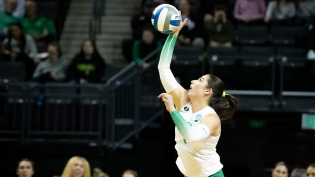 Oregon setter Elise Ferreira serves the ball 