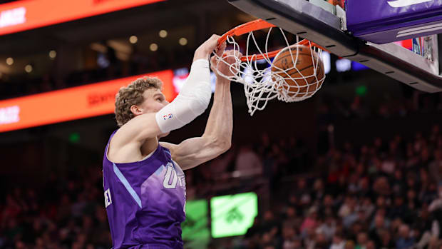Utah Jazz striker Lauri Markkanen (23) Dunks The Ball during the first quarter against the Chicago Bulls at the Delta Center. 