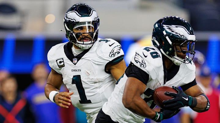 Philadelphia Eagles quarterback Jalen Hurts (L) and running back Saquon Barkley (R)