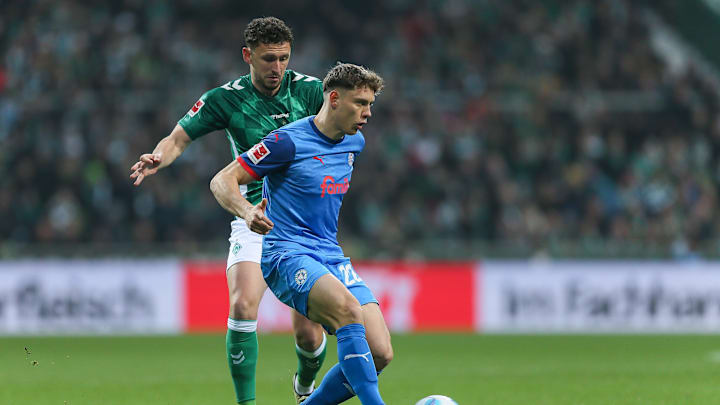 Nicolai Remberg (vorne) im Duell mit Werders Veljkovic Nicolai Remberg (vorne) im Duell mit Werders Veljkovic