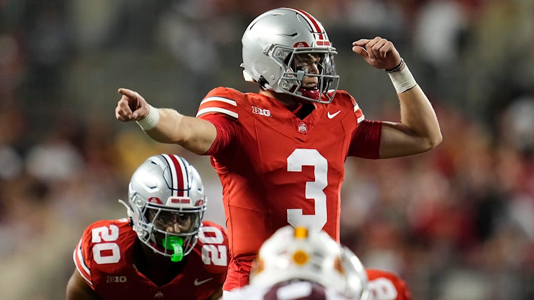 One-time UW commit Lincoln Kienholz calls a Ohio State play against Minnesota during this past season.