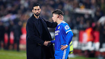 Alvaro Arbeola tröstet Arda Güler