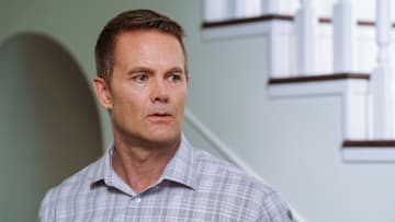 DEAD TO ME - GARRET DILLAHUNT as AGENT GLENN MORANIS in DEAD TO ME. Cr. Saeed Adyani / © 2021 Netflix, Inc.