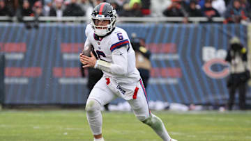 New York Giants quarterback Jaxson Dart rushes the ball.