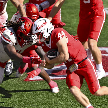 Oct 18, 2025; Houston, Texas, USA; Arizona Wildcats linebacker Max Harris (4) tackles Houston Cougars running back Dean Connors (44) during the first quarter at TDECU Stadium. Mandatory Credit: Maria Lysaker-Imagn Images 