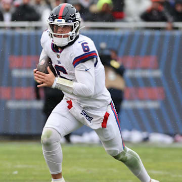 New York Giants quarterback Jaxson Dart rushes the ball.