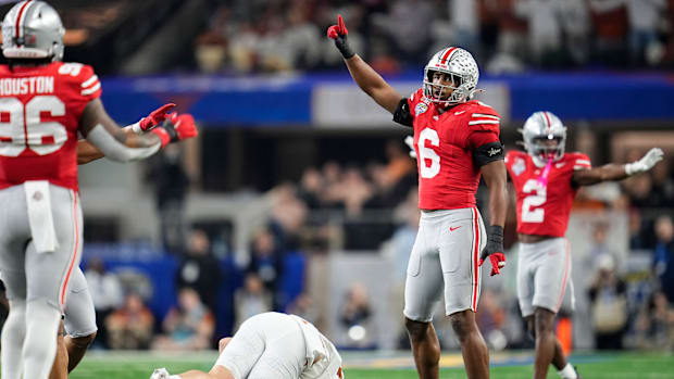 Ohio State Buckeyes safety Sonny Styles (6) celebrates a hit on Texas Longhorns tight end Gunnar Helm (85) during the first h