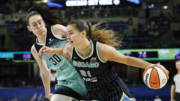 Maddy Westbeld driving against Breanna Stewart