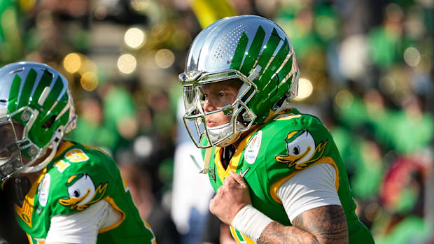 Oregon Ducks defensive back Dontae Manning (8) warms up during the College Football Playoff quarterfinal against the Ohio Sta