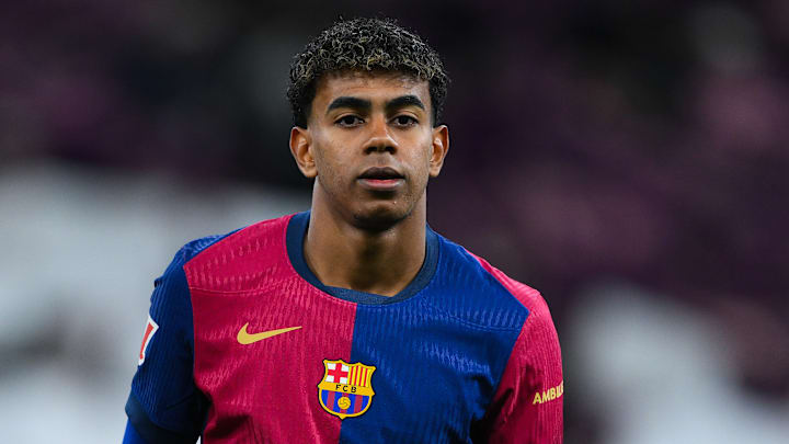 Lamine Yamal est titulaire avec le Barça.