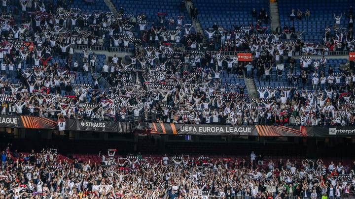 Um mar de torcedores alemães no Camp Nou gerou polêmica entre  diretoria e até o técnico Xavi, do Barça, reclamou