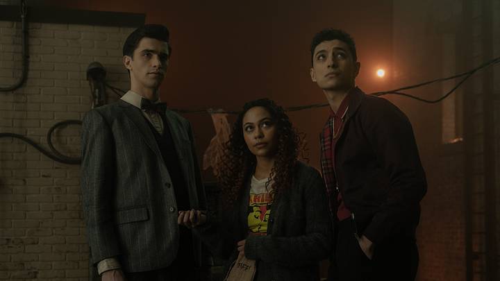 DEAD BOY DETECTIVES. (L to R) George Rexstrew as Edwin Payne, Kassius Nelson as Crystal Palace and Jayden Revri as Charles Rowland in episode 7 of DEAD BOY DETECTIVES. Cr. Ed Araquel/Netflix © 2023