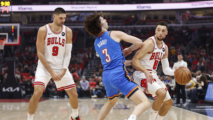 Chicago Bulls guard Zach LaVine (8) drives to the basket against Oklahoma City Thunder guard Josh Giddey (3) during the first half of a basketball game at United Center.