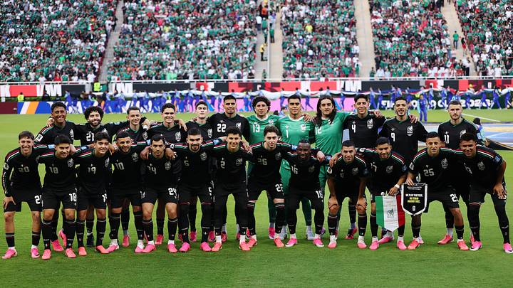 En apenas dos jornadas, México ha visto estrenarse a 13 futbolistas en una Copa del Mundo. La apuesta de Javier Aguirre por una nueva generación ya no es una promesa a futuro. En apenas dos jornadas, México ha visto estrenarse a 13 futbolistas en una Copa del Mundo. La apuesta de Javier Aguirre por una nueva generación ya no es una promesa a futuro.