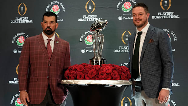 Oregon Ducks head coach Dan Lanning and Ohio State Buckeyes head coach Ryan Day pose with the Leishman Trophy during a Rose B