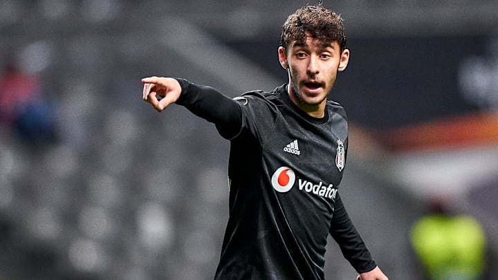 Kartal Kayra Yılmaz takım arkadaşlarını uyarıyor. Kartal Kayra Yılmaz takım arkadaşlarını uyarıyor.