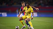 Jamie Gittens (vorne) im Zweikampf mit Barças Martinez