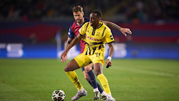 Jamie Gittens (vorne) im Zweikampf mit Barças Martinez