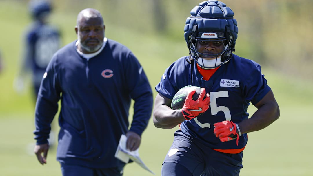 Kyle Monangai goes through a running backs drill under the watch of Eric Bieniemy in Bears practice.
