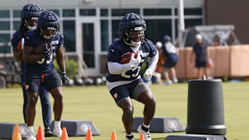 Jul 23, 2025; Lake Forest, IL, USA; Chicago Bears cornerback Nahshon Wright (25) runs with the ball during training camp at Halas Hall. Mandatory Credit: Kamil Krzaczynski-Imagn Images