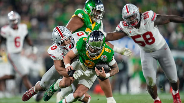 Ohio State Buckeyes linebacker Cody Simon (0) sacks Oregon Ducks quarterback Dillon Gabriel (8) during the second half of the