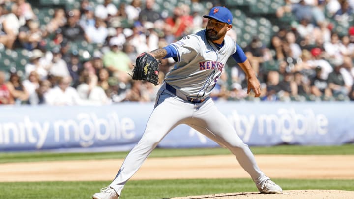 Sep 1, 2024; Chicago, Illinois, USA; New York Mets starting pitcher Sean Manaea (59) delivers a pitch against the Chicago White Sox during the first inning at Guaranteed Rate Field. Mandatory Credit: Kamil Krzaczynski-USA TODAY Sports