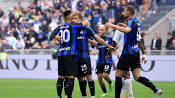 Lautaro e Barella esultano dopo un gol