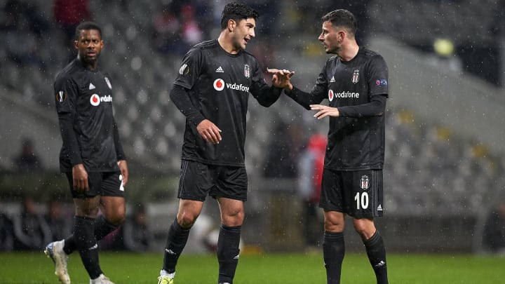 Oğuzhan Özyakup, Güven Yalçın ile konuşuyor. Oğuzhan Özyakup, Güven Yalçın ile konuşuyor.
