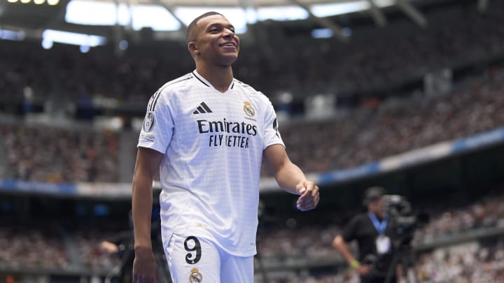 Kylian Mbappé foi apresentado com festa para a torcida do Real Madrid